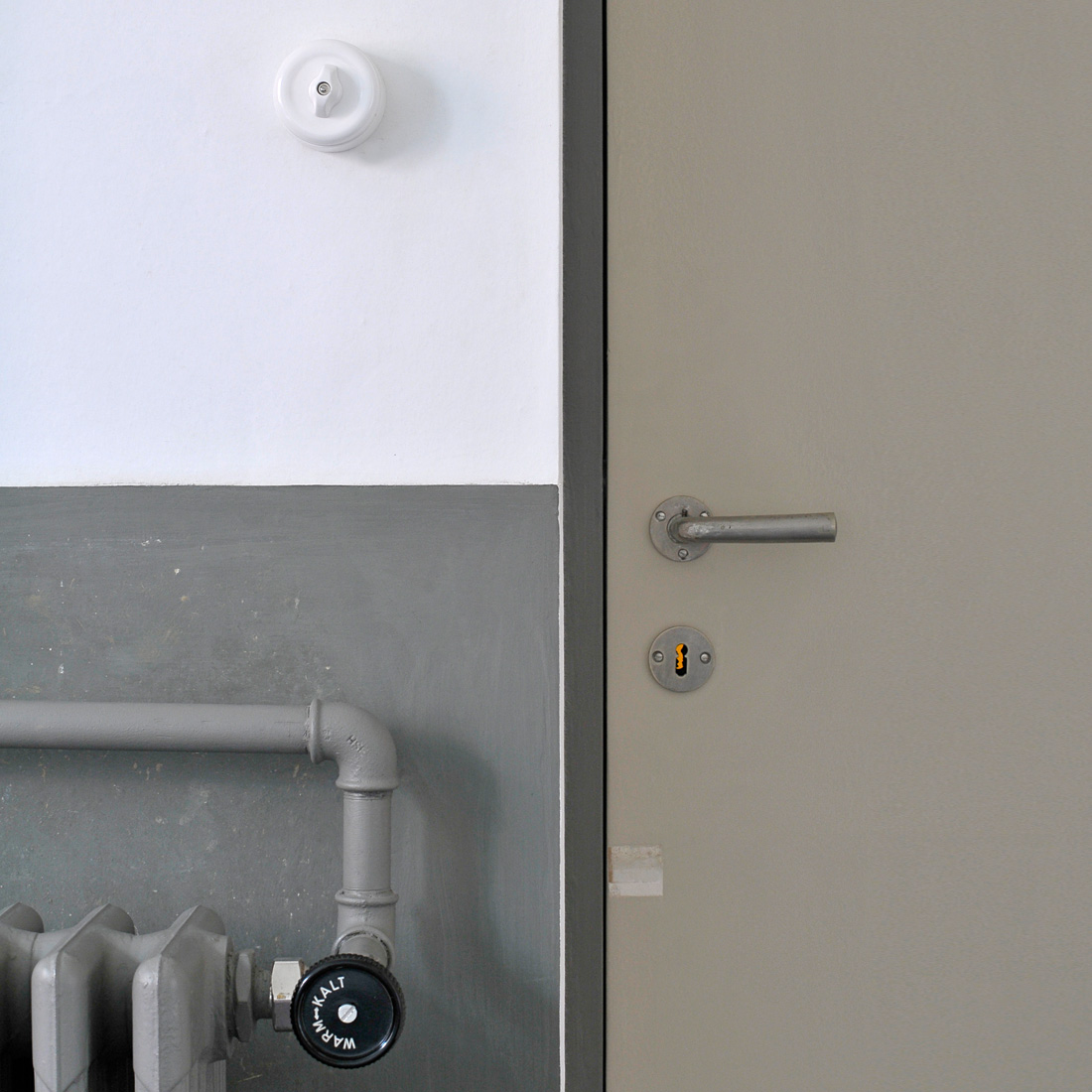 Bakeliet-schakelmateriaal-2-1 Opbouw wandcontactdoos duroplast wit